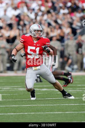13 novembre 2010: N. 51 Ross Homan dei Ohio State Buckeyes torna in copertura contro i Penn State Nittany Lions. L'Ohio State ha battuto la Penn State 38-14 all'Ohio Stadium di Columbus, Ohio. (Immagine di credito: © Greg Ashman/Cal Sport Media/ZUMApress.com) Foto Stock