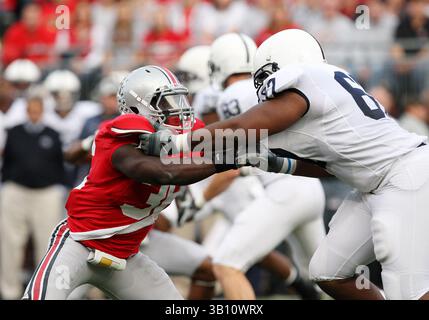 13 novembre 2010: N. 36 Brian Rolle degli Ohio State Buckeyes che cercano di uscire dal suo isolato contro i Penn State Nittany Lions. L'Ohio State ha battuto la Penn State 38-14 all'Ohio Stadium di Columbus, Ohio. (Immagine di credito: © Greg Ashman/Cal Sport Media/ZUMApress.com) Foto Stock