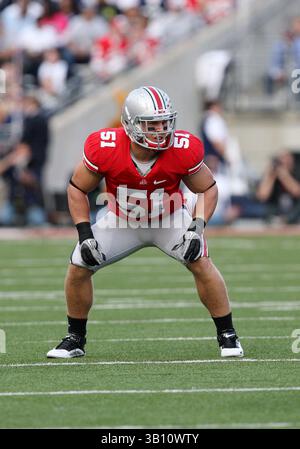 13 novembre 2010: N. 51 Ross Homan degli Ohio State Buckeyes che guardano la difesa prima dello snap contro i Penn State Nittany Lions. L'Ohio State ha battuto la Penn State 38-14 all'Ohio Stadium di Columbus, Ohio. (Immagine di credito: © Greg Ashman/Cal Sport Media/ZUMApress.com) Foto Stock