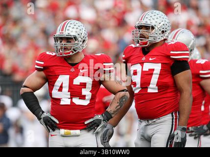 13 novembre 2010: N. 43 Nathan Williams e n. 97 Cameron Heyward degli Ohio State Buckeyes ricevendo la chiamata di gioco dai margini sulla difesa contro i Penn State Nittany Lions. L'Ohio State ha battuto la Penn State 38-14 all'Ohio Stadium di Columbus, Ohio. (Immagine di credito: © Greg Ashman/Cal Sport Media/ZUMApress.com) Foto Stock