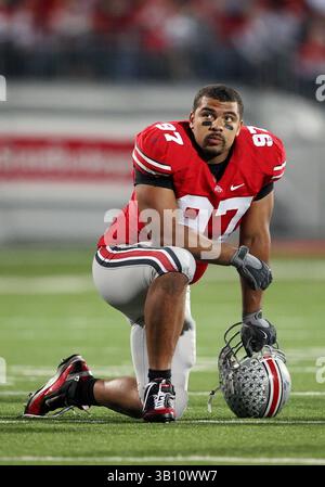 13 novembre 2010: N. 97 Cameron Heyward degli Ohio State Buckeyes si prende un ginocchio durante un timeout di infortunio contro i Penn State Nittany Lions. L'Ohio State ha battuto la Penn State 38-14 all'Ohio Stadium di Columbus, Ohio. (Immagine di credito: © Greg Ashman/Cal Sport Media/ZUMApress.com) Foto Stock