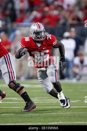 13 novembre 2010: N. 36 Brian Rolle dei Ohio State Buckeyes che si recano in copertura contro i Penn State Nittany Lions. L'Ohio State ha battuto la Penn State 38-14 all'Ohio Stadium di Columbus, Ohio. (Immagine di credito: © Greg Ashman/Cal Sport Media/ZUMApress.com) Foto Stock