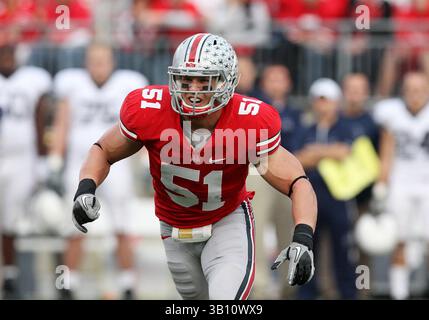 13 novembre 2010: N. 51 Ross Homan dei Ohio State Buckeyes cerca di fare un tackle in difesa contro i Penn State Nittany Lions. L'Ohio State ha battuto la Penn State 38-14 all'Ohio Stadium di Columbus, Ohio. (Immagine di credito: © Greg Ashman/Cal Sport Media/ZUMApress.com) Foto Stock