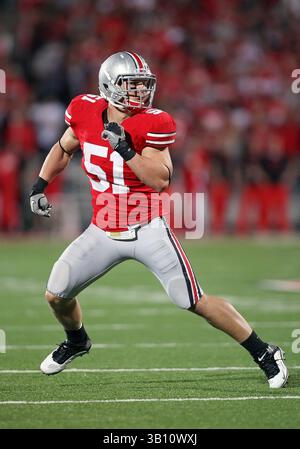 13 novembre 2010: N. 51 Ross Homan dei Ohio State Buckeyes cade in copertura contro i Penn State Nittany Lions. L'Ohio State ha battuto la Penn State 38-14 all'Ohio Stadium di Columbus, Ohio. (Immagine di credito: © Greg Ashman/Cal Sport Media/ZUMApress.com) Foto Stock