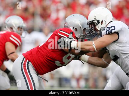 13 novembre 2010: N. 97 Cameron Heyward degli Ohio State Buckeyes corse il quarterback contro i Penn State Nittany Lions. L'Ohio State ha battuto la Penn State 38-14 all'Ohio Stadium di Columbus, Ohio. (Immagine di credito: © Greg Ashman/Cal Sport Media/ZUMApress.com) Foto Stock
