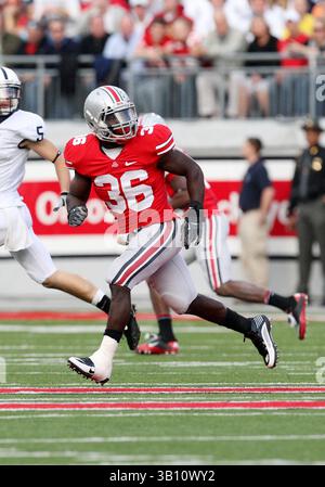 13 novembre 2010: N. 36 Brian Rolle degli Ohio State Buckeyes che corre per la copertura contro i Penn State Nittany Lions. L'Ohio State ha battuto la Penn State 38-14 all'Ohio Stadium di Columbus, Ohio. (Immagine di credito: © Greg Ashman/Cal Sport Media/ZUMApress.com) Foto Stock