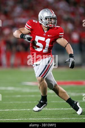 13 novembre 2010: N. 51 Ross Homan dei Ohio State Buckeyes cade in copertura contro i Penn State Nittany Lions. L'Ohio State ha battuto la Penn State 38-14 all'Ohio Stadium di Columbus, Ohio. (Immagine di credito: © Greg Ashman/Cal Sport Media/ZUMApress.com) Foto Stock