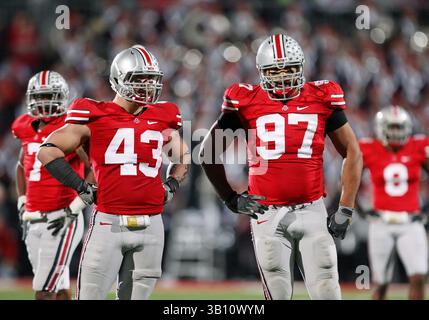 13 novembre 2010: N. 43 Nathan Williams e n. 97 Cameron Heyward degli Ohio State Buckeyes prima dello snap sulla difesa contro i Penn State Nittany Lions. L'Ohio State ha battuto la Penn State 38-14 all'Ohio Stadium di Columbus, Ohio. (Immagine di credito: © Greg Ashman/Cal Sport Media/ZUMApress.com) Foto Stock