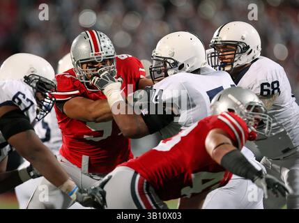 13 novembre 2010: N. 97 Cameron Heyward degli Ohio State Buckeyes che tentano di correre il quarterback e ottenere il suo blocco contro i Penn State Nittany Lions. L'Ohio State ha battuto la Penn State 38-14 all'Ohio Stadium di Columbus, Ohio. (Immagine di credito: © Greg Ashman/Cal Sport Media/ZUMApress.com) Foto Stock