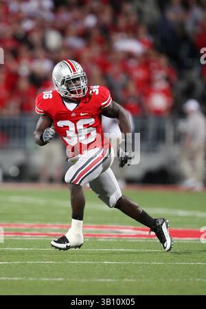 13 novembre 2010: Il n. 36 Brian Rolle dei Ohio State Buckeyes arriva in copertura contro i Penn State Nittany Lions. L'Ohio State ha battuto la Penn State 38-14 all'Ohio Stadium di Columbus, Ohio. (Immagine di credito: © Greg Ashman/Cal Sport Media/ZUMApress.com) Foto Stock