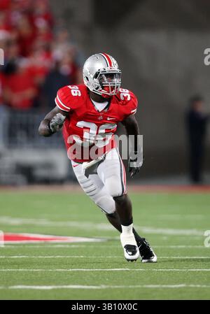 13 novembre 2010: Il n. 36 Brian Rolle dei Ohio State Buckeyes arriva in copertura contro i Penn State Nittany Lions. L'Ohio State ha battuto la Penn State 38-14 all'Ohio Stadium di Columbus, Ohio. (Immagine di credito: © Greg Ashman/Cal Sport Media/ZUMApress.com) Foto Stock