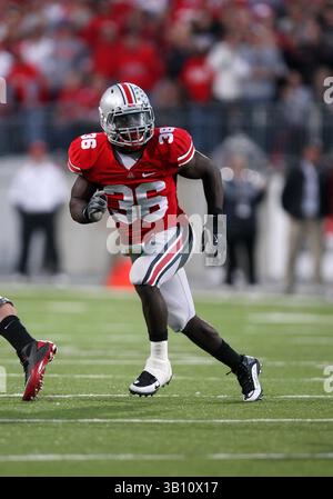 13 novembre 2010: N. 36 Brian Rolle dei Ohio State Buckeyes che si recano in copertura contro i Penn State Nittany Lions. L'Ohio State ha battuto la Penn State 38-14 all'Ohio Stadium di Columbus, Ohio. (Immagine di credito: © Greg Ashman/Cal Sport Media/ZUMApress.com) Foto Stock