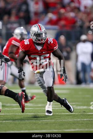 13 novembre 2010: N. 36 Brian Rolle dei Ohio State Buckeyes che si recano in copertura contro i Penn State Nittany Lions. L'Ohio State ha battuto la Penn State 38-14 all'Ohio Stadium di Columbus, Ohio. (Immagine di credito: © Greg Ashman/Cal Sport Media/ZUMApress.com) Foto Stock