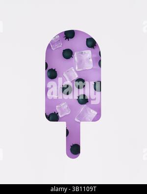 Disposizione estiva con mirtilli e cubetti di ghiaccio visibili attraverso uno spazio a forma di gelato su sfondo viola. Concetto estetico estivo. Foto Stock
