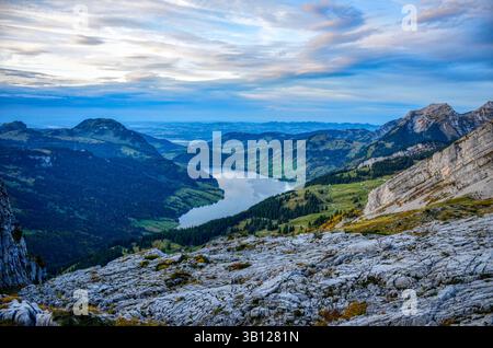 Fantastica vista sul lago di montagna Waegitalersee in serata, escursioni e arrampicate e godetevi le montagne del glarus. Foto Stock