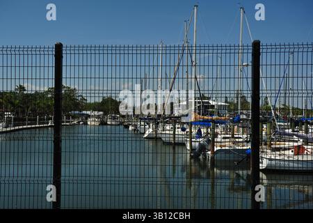 Solo per uso editoriale a Gulfport, FL USA. 23 aprile 2025. Porticciolo panoramico con barche a vela attraccate in un giorno di sole. Tranquillo pieno di barche a vela e di te Foto Stock