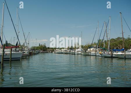 Solo per uso editoriale a Gulfport, FL USA. 23 aprile 2025. Porticciolo panoramico con barche a vela attraccate in un giorno di sole. Tranquillo pieno di barche a vela e di te Foto Stock