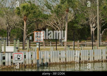 Solo per uso editoriale a Gulfport, FL USA. 23 aprile 2025. Porticciolo panoramico con barche a vela attraccate in un giorno di sole. Tranquillo pieno di barche a vela e di te Foto Stock