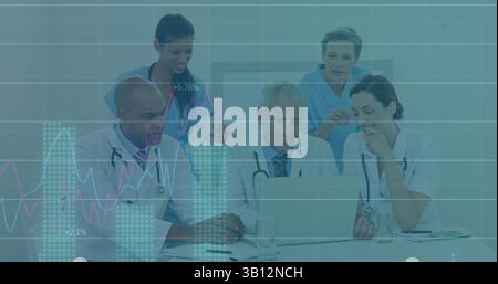 Immagine di grafici e dati finanziari su diversi medici che parlano e utilizzano un laptop Foto Stock