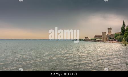 Vista sul Lago di Garda a Sirmione, Italia al tramonto Foto Stock