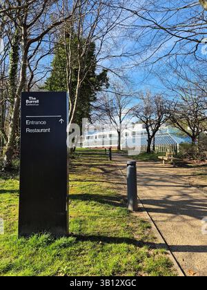 The Burrell Collection al Pollok Country Park, Glasgow, Scozia. Cartello vicino al sentiero che indica ai visitatori l'ingresso alla Burrell Collection Foto Stock