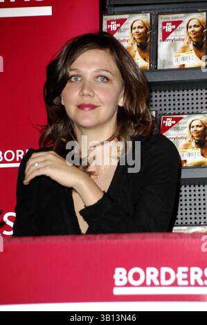 24 gennaio 2007 - Hollywood, California, Stati Uniti - LOS ANGELES, CA 24 GENNAIO 2007 . L'attrice Maggie Gyllenhaal firma copie del suo film SHERRYBABY, pubblicato in DVD presso il negozio Borders Books and Music, il 24 gennaio 2007, a Los Angeles. - K51505MGE (immagine di credito: © Michael Germana/Globe Photos/ZUMAPRESS.com) Foto Stock