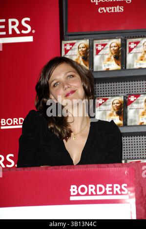 24 gennaio 2007 - Hollywood, California, Stati Uniti - LOS ANGELES, CA 24 GENNAIO 2007 . L'attrice Maggie Gyllenhaal firma copie del suo film SHERRYBABY, pubblicato in DVD presso il negozio Borders Books and Music, il 24 gennaio 2007, a Los Angeles. - K51505MGE (immagine di credito: © Michael Germana/Globe Photos/ZUMAPRESS.com) Foto Stock