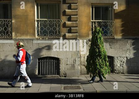 Mattina di maggio Oxford. I rivelatori celebrano l'arrivo della primavera e la fine dell'inverno. La festa è finita entro le 9:00. Un uomo Morris e il suo compagno Green Man esausti, stanchi e appassionanti tornano a casa. Oxford, Inghilterra 1 maggio 2013 Regno Unito 2010S.. HOMER SYKES. Foto Stock