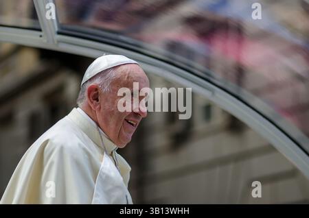 Papa Francesco, con il suo sorriso e modi semplici e umili. il suo pontificato ha ispirato milioni di persone in tutto il mondo e benedice le persone. Foto Stock