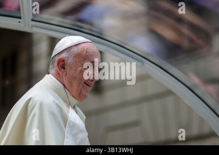 Papa Francesco, con il suo sorriso e modi semplici e umili. il suo pontificato ha ispirato milioni di persone in tutto il mondo e benedice le persone. Foto Stock