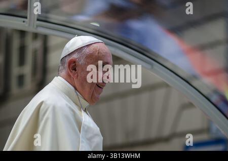 Papa Francesco, con il suo sorriso e modi semplici e umili. il suo pontificato ha ispirato milioni di persone in tutto il mondo e benedice le persone. Foto Stock