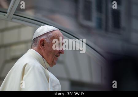 Papa Francesco, con il suo sorriso e modi semplici e umili. il suo pontificato ha ispirato milioni di persone in tutto il mondo e benedice le persone. Foto Stock