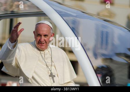 Papa Francesco, con il suo sorriso e modi semplici e umili. il suo pontificato ha ispirato milioni di persone in tutto il mondo e benedice le persone. Foto Stock