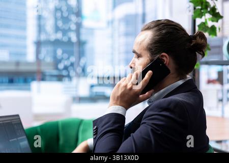 Il CEO partecipa a una telefonata informativa con un investitore e condivide informazioni sull'analisi delle vendite, discutendo di un potenziale investimento per la crescita. Esplorare opportunità e idee di partnership. Foto Stock