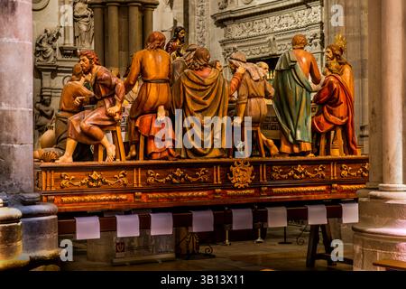 La rappresentazione della scena dell'ultima cena nella cattedrale di Cuenca mostra Gesù e i suoi discepoli che mangiano insieme. Giuda il traditore è raffigurato sulla parte anteriore sinistra. Il mercoledì di Semana Santa, questo paso è portato dall'Hermanidad de la Santa cena nel Procesión del Silencio. Calle San Martín A, Cuenca, Castilla-la Mancha, Spagna Foto Stock