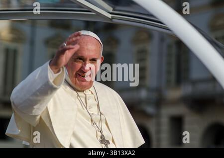 Papa Francesco, con il suo sorriso e modi semplici e umili. il suo pontificato ha ispirato milioni di persone in tutto il mondo e benedice le persone. Foto Stock