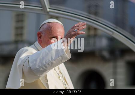 Papa Francesco, con il suo sorriso e modi semplici e umili. il suo pontificato ha ispirato milioni di persone in tutto il mondo e benedice le persone. Foto Stock