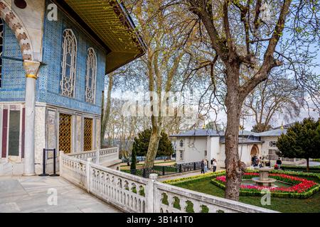 Vista dallo storico chiosco di Baghdad al Palazzo Topkapi su una fontana e tulipani rossi in fiore. Eleganza ottomana in primavera. Istanbul, Turchia Foto Stock