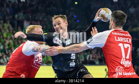 im Bild v.l.: Rene Antonsen (Aalborg Handbold, 22), Mathias Gidsel (Fuechse Berlin, #19), Martin Larsen (Aalborg Handbold, 17), Zweikampf, Action, Kampf, kaempft um den Ball, GER, Berlin, Handball, Fuechse Berlin vs Aalborg Handbold, HF Champions-League, in der Max Schmeling Halle, 24.04.2025, Foto Stock