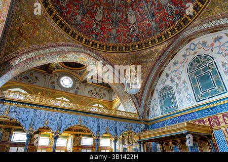 Soffitto decorato dipinto della sala Imperiale del Sultano nell'Harem del Palazzo Topkapi, simbolo del potere ottomano a Istanbul, Turchia (Turkiye) Foto Stock