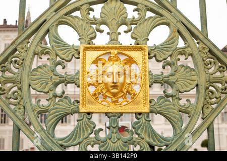 Porte del Palazzo reale 1840 a Torino, Piemonte, Italia . Dettaglio parete presso il Palazzo reale di Torino, Italia. Maschera d'oro sul muro del palazzo reale Foto Stock