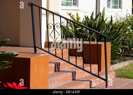 scala piccola con corrimano Foto Stock