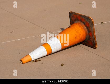 il cono segnaletico arancione è rivolto verso l'esterno Foto Stock