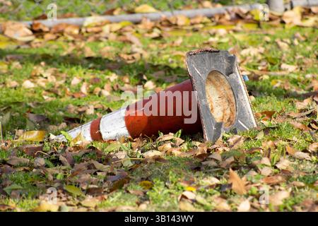 il cono segnaletico arancione è rivolto verso l'esterno Foto Stock