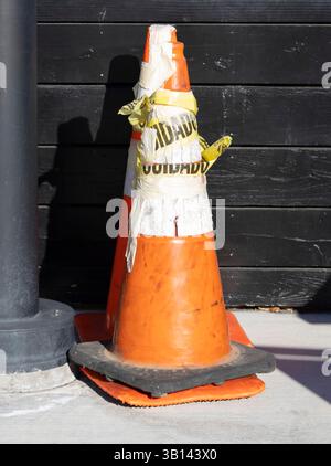 il cono segnaletico arancione è rivolto verso l'esterno Foto Stock
