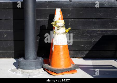 il cono segnaletico arancione è rivolto verso l'esterno Foto Stock