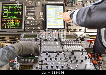 primo piano della cabina di pilotaggio di un elicottero Foto Stock