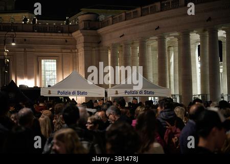 Roma, Italia. 24 aprile 2025. Un checkpoint sicuro è visto all'ingresso del Vaticano a Roma, Italia, il 24 aprile 2025. (Foto di Jaap Arriens/Sipa USA) credito: SIPA USA/Alamy Live News Foto Stock