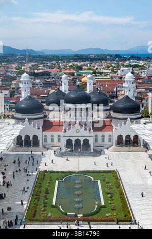Grande Moschea di Aceh, grande Moschea di Baiturrahman, punto di vista aereo con droni. Foto Stock
