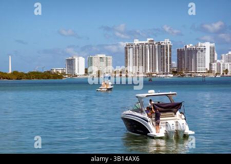 Barche in mare al largo di Miami, Florida, Stati Uniti Foto Stock